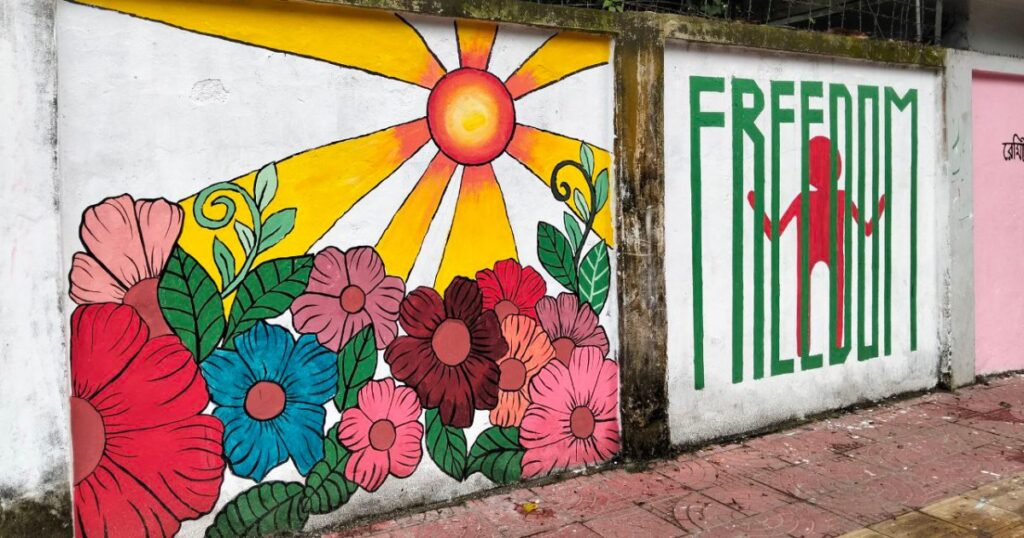 طلاب بنغلاديش يحولون جدران دكا إلى لوحات فنية تذكيرا بمعاني ثورتهم