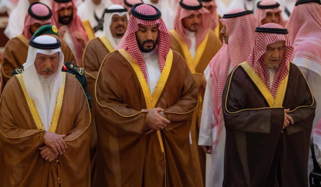 ولي العهد السعودي يؤدي صلاة الميت على لطيفة بنت عبد العزيز