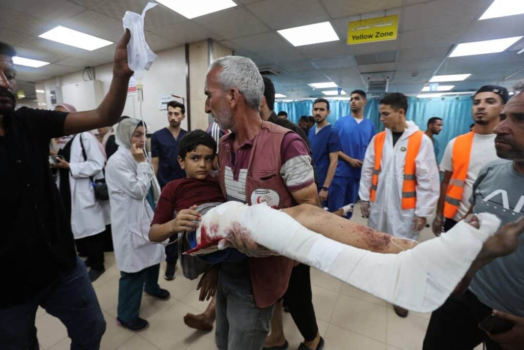 مقتل 30 فلسطينيًا وإصابة 20 جرَّاء قصف على مدرسة ومعهد للأيتام في غزة