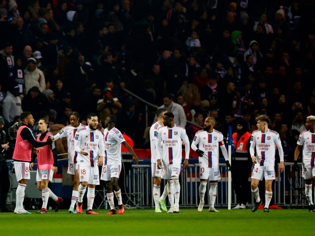 آخرها ليون وأشهرها بارما وفيورنتينا.. أندية عريقة أفلست وهبطت