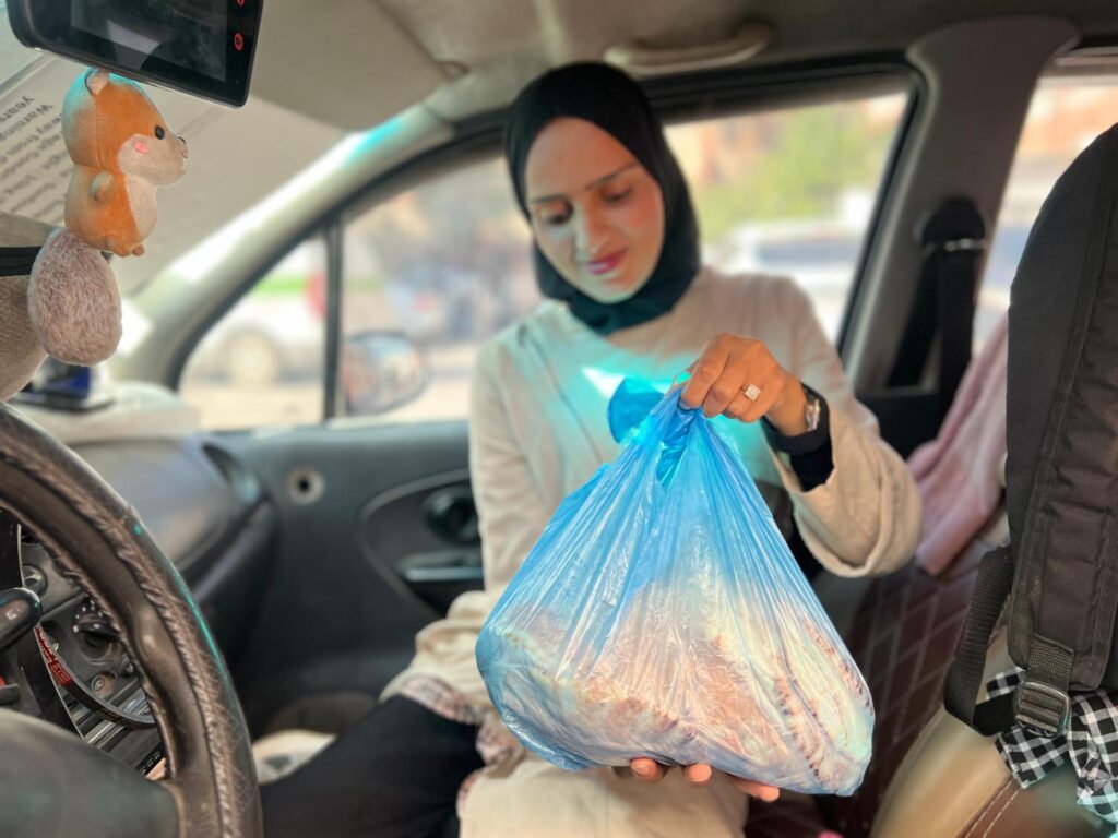 بيضة و"أندومي" وربطة خبز.. هدايا الغزيين في زمن الحرب والمجاعة