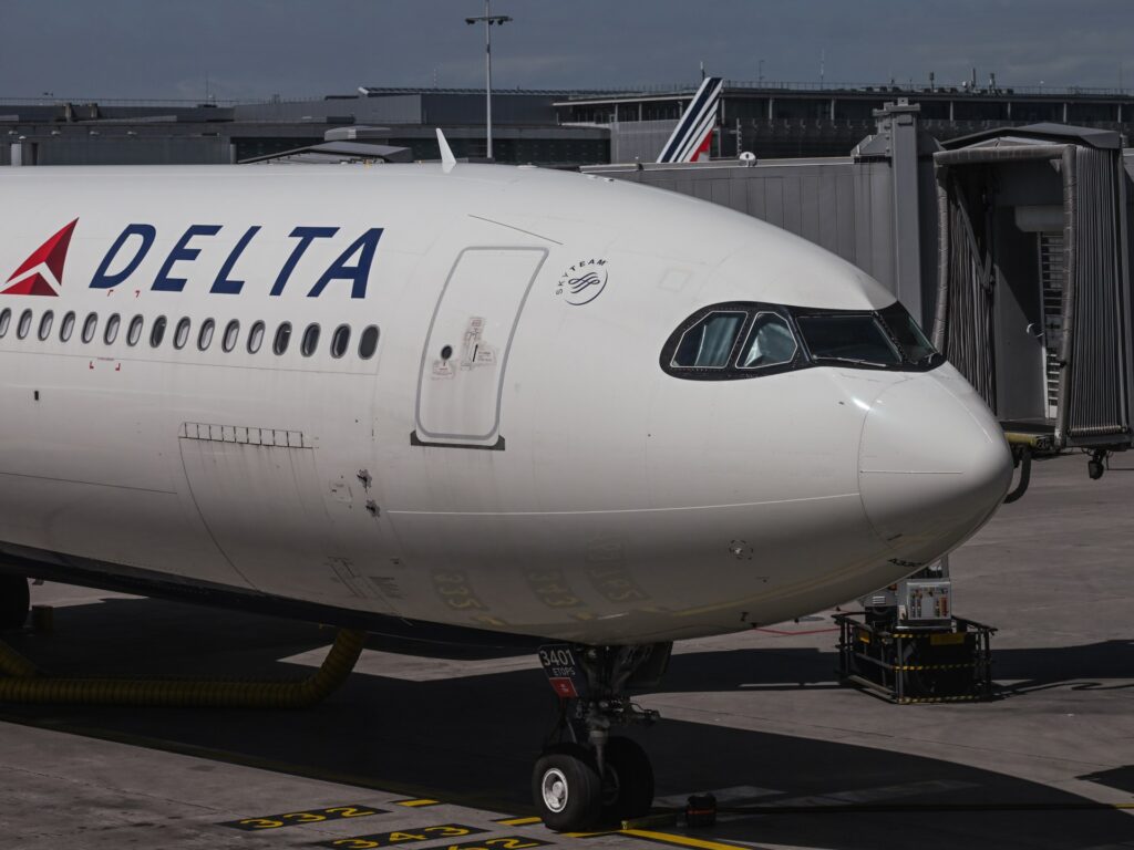 توقيف راكبة روسية سافرت من نيويورك إلى باريس دون تذكرة!