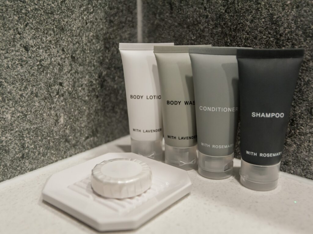 دراسة: 43% من نزلاء الفنادق يحتفظون بعبوات الشامبو.. ما سر هذا السلوك؟