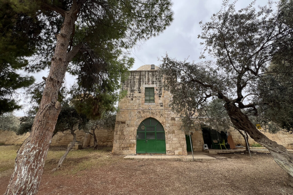 بالصور.. المدرسة الأحمدية بالمسجد الأقصى