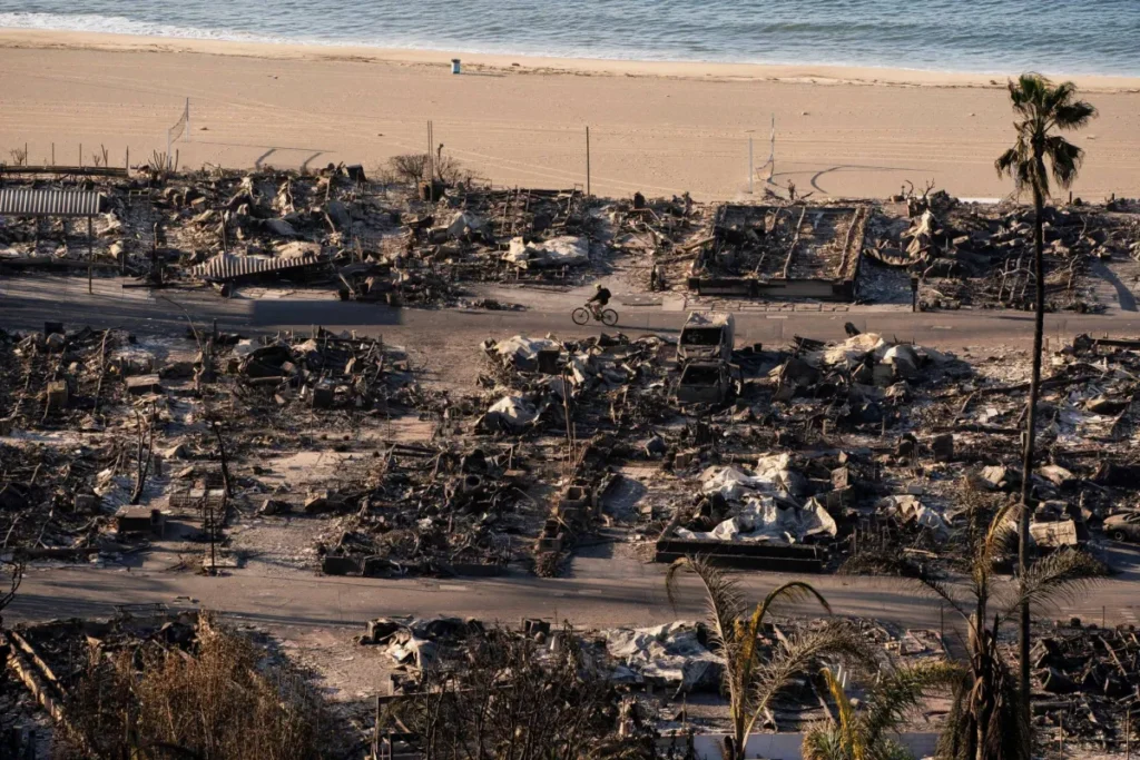 إطفائيو لوس أنجليس يسابقون الزمن لاحتواء الحرائق