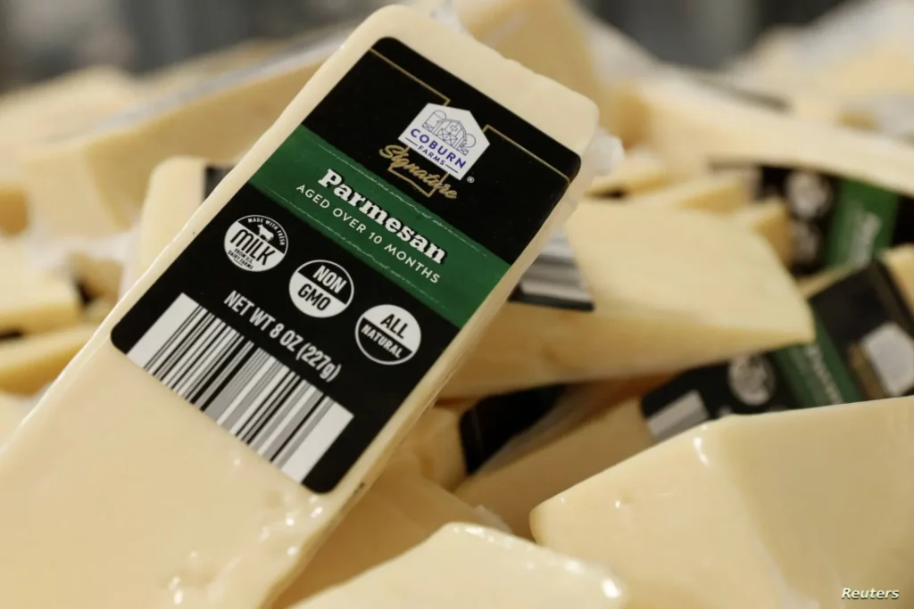 قوالب من الجبن الأصفر (رويترز)