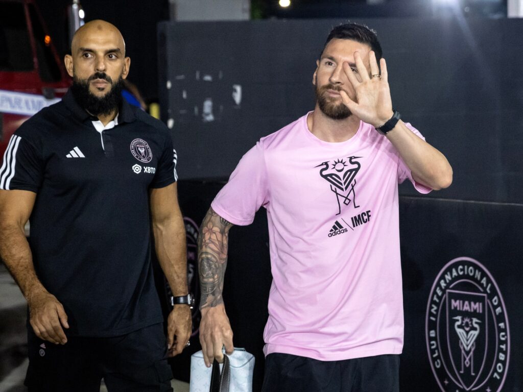 راتب بالملايين لياسين شيوكو حارس ميسي مقابل حمايته