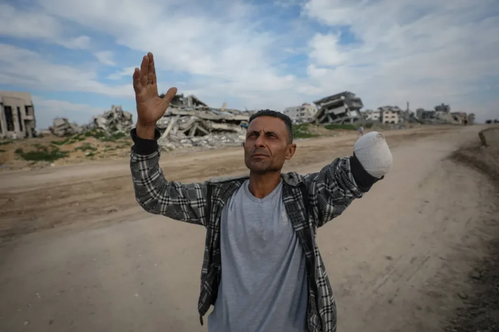 ساروا لساعات حاملين أمتعتهم... رحلة عائلة فلسطينية إلى أنقاض منزلها بشمال غزة